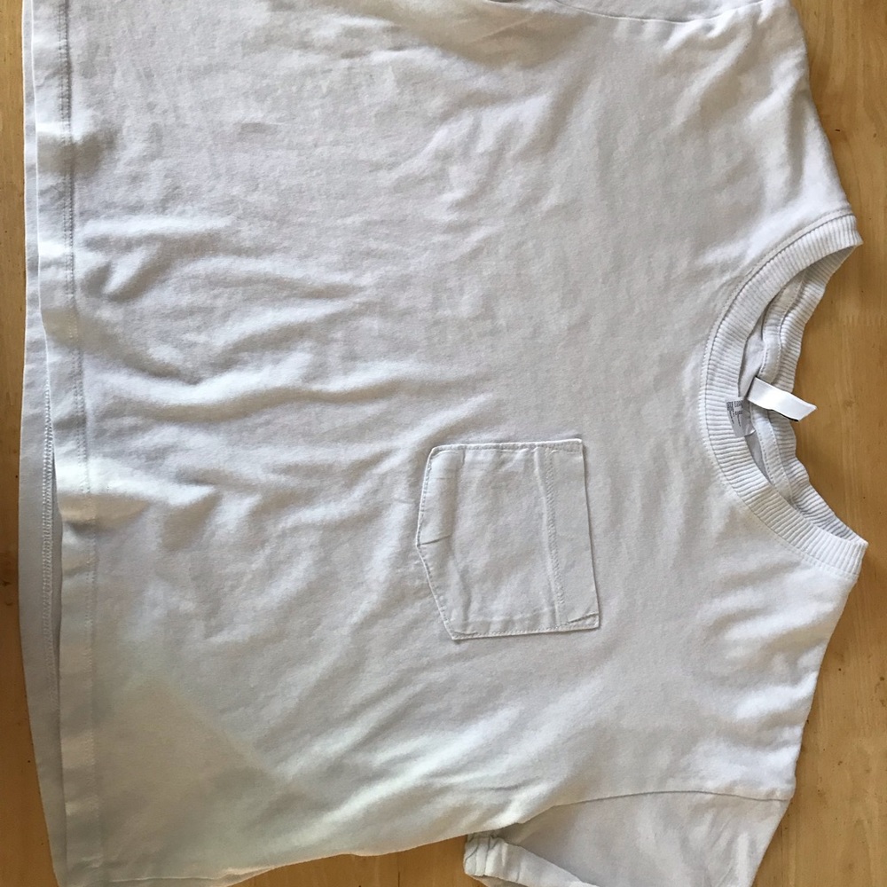 Cropped plain white t-shirt